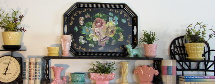 uma toalha de mesa de primavera inspirada em uma bandeja de tole, Livros em tons pastel e vegeta o falsa completam a decora o da lareira