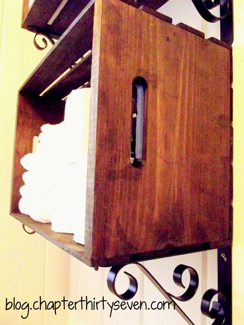 estanteria de bano hecha con cajas y soportes