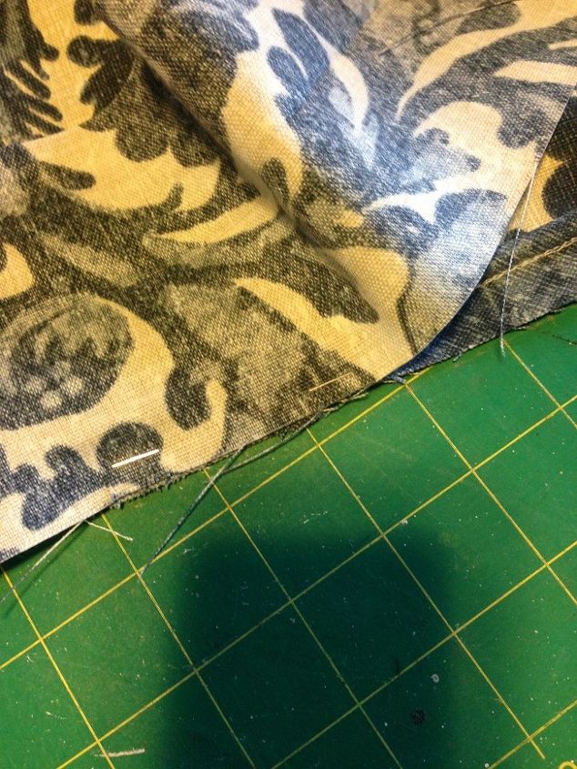 tip for sewing cushions with piping, crafts, reupholster, Then staple the top to the boxing middle instead of using pins to hold it securely in place Staple about every two inches in the middle of your seam allowance to avoid breaking a needle