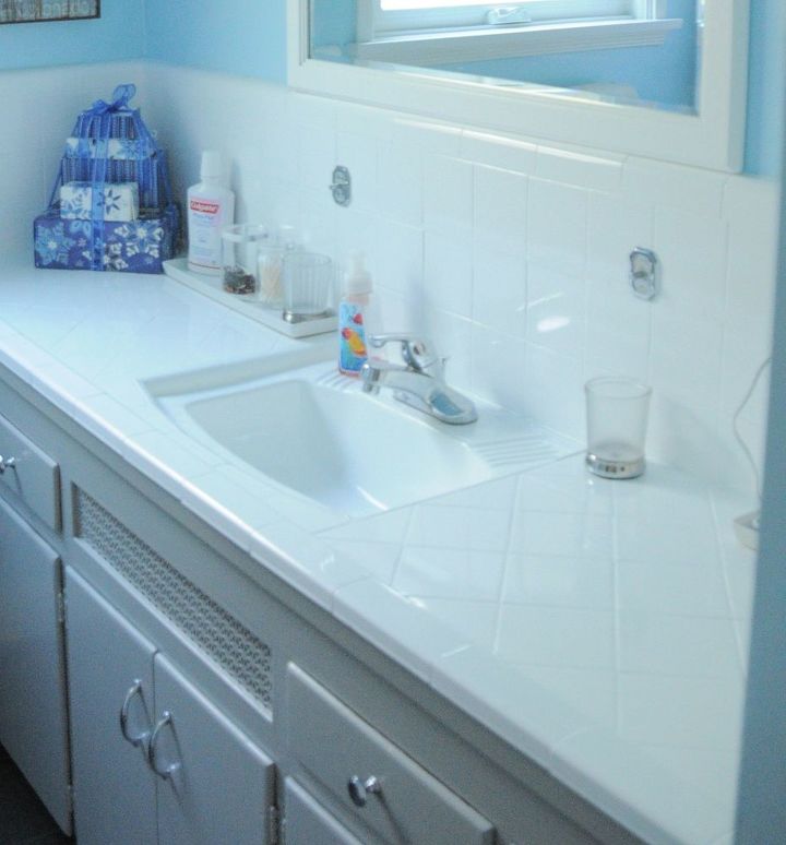 before and after of kids bathroom, bathroom ideas, countertops, home decor, Close up of reglazed countertop