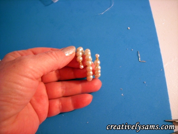 servilleteros de perlas tutorial, Enrolla el cord n de perlas que acabas de hacer alrededor de 2 dedos para darle una forma circular