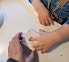 Mom uses her son's fingerprint to make her tree beautiful