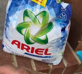 The super smart reason she spreads laundry detergent all over her garden this summer