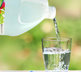 Pour vinegar into a jar for this super quick way to improve your home