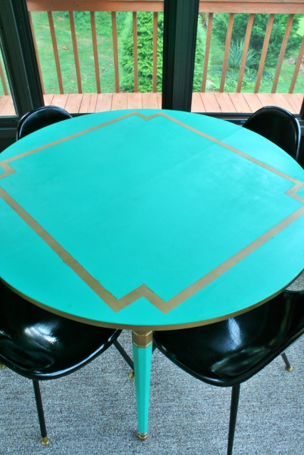 un cambio de imagen de una mesa comprada esmeralda con incrustaciones de oro
