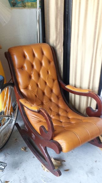 can anyone help me identify this chair