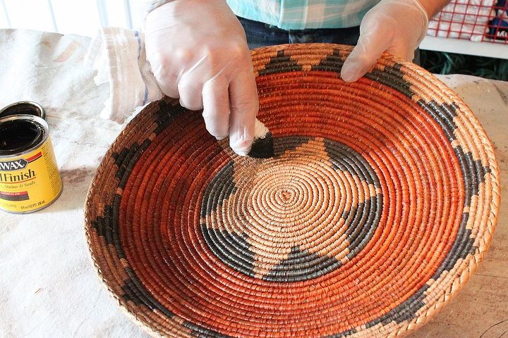 envejecimiento de cestas indias nuevas para que parezcan antiguas, Despu s de que el primer tinte se secara he limpiado la superficie con el tinte jacobeo m s oscuro