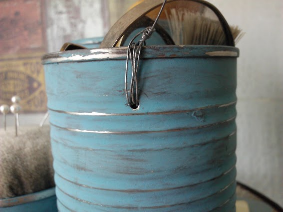 caja de costura de latas, Perfora un agujero en los lados opuestos de las latas para colocar un asa de alambre