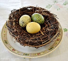 arrume a mesa para um brunch de primavera, At mesmo um ninho em um prato adiciona interesse mesa