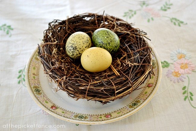 arrume a mesa para um brunch de primavera, At mesmo um ninho em um prato adiciona interesse mesa