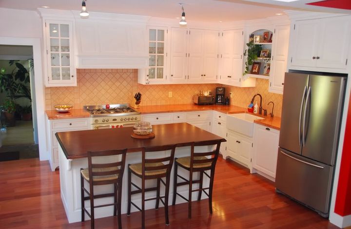 reforma da cozinha bancadas de cobre e luzes sob o armrio, Uma foto completa da cozinha