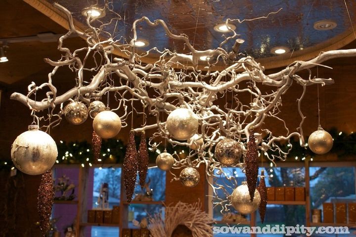 decorao de natal rstica e brilhante, Eu usei galhos encaracolados de salgueiro pintados de prata e pendurei enfeites de glitter sobre a mesa da sala de jantar
