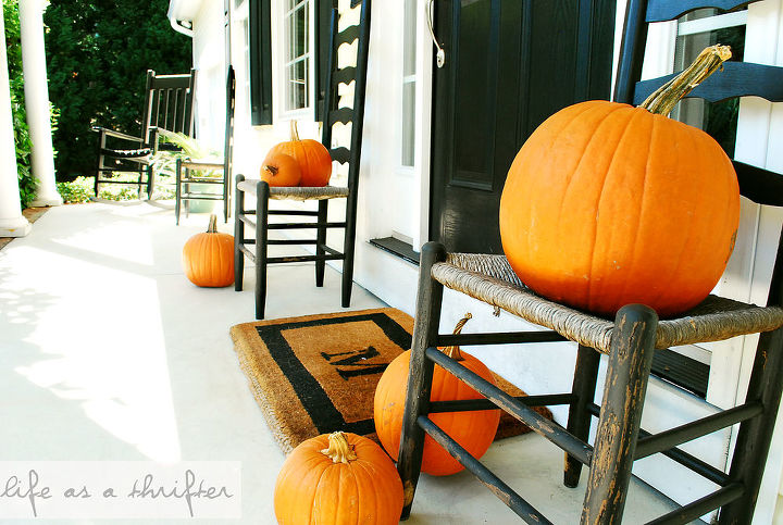 a fall porch, curb appeal, outdoor living, porches, seasonal holiday decor