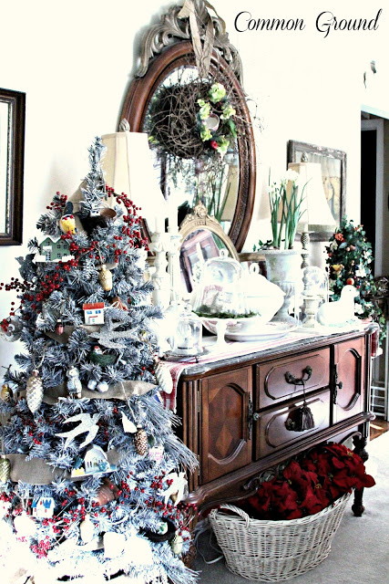 make it pretty monday week 28, christmas decorations, curb appeal, seasonal holiday decor