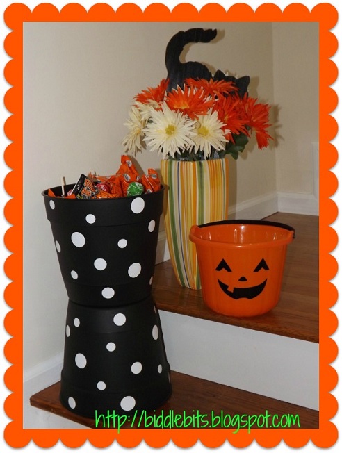 diy polka dot flower pots for halloween, crafts, flowers, halloween decorations