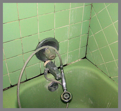 transformao de rejunte para pisos e paredes de azulejos, Este banheiro estava cheio de mofo e bolor antes de usar o Grout Shield Color Sealer