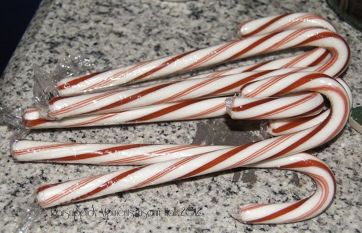 candy cane wreath another decorating on a budget idea, crafts, seasonal holiday decor, wreaths, Takes 10 Candy Canes