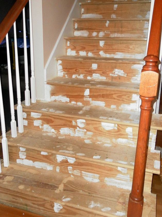 uma reforma criativa da escada, Depois de retirar o tapete e horas espalhadas por semanas de arrancar grampos a escada est pronta para um bom lixamento