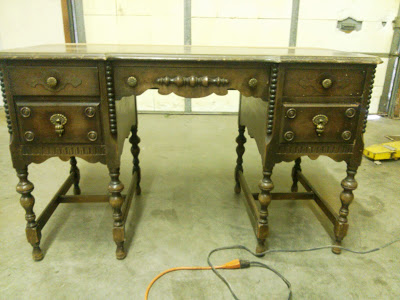 escritorio antiguo pintado con muchos detalles tallados, Y una vista completa del escritorio antes
