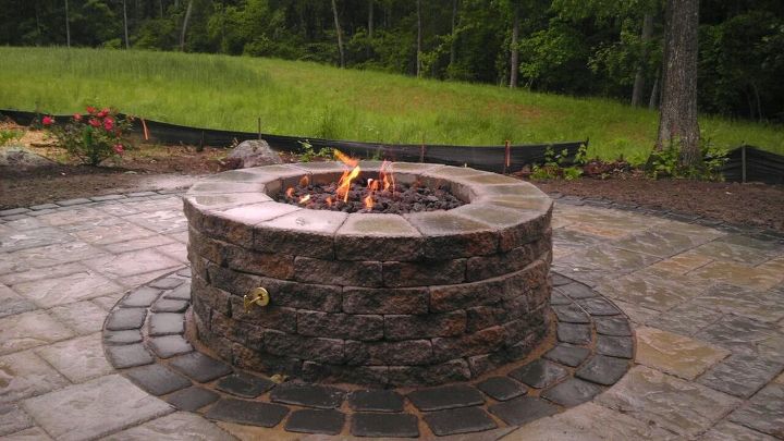 Techo Bloc Blu 60 With Villagio Banding Gas Firepit And Aquabasin