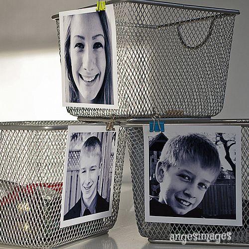 organizacion de la entrada con contenedores de malla metalica, Imprim un retrato en blanco y negro de formato cuadrado de cada miembro de la familia