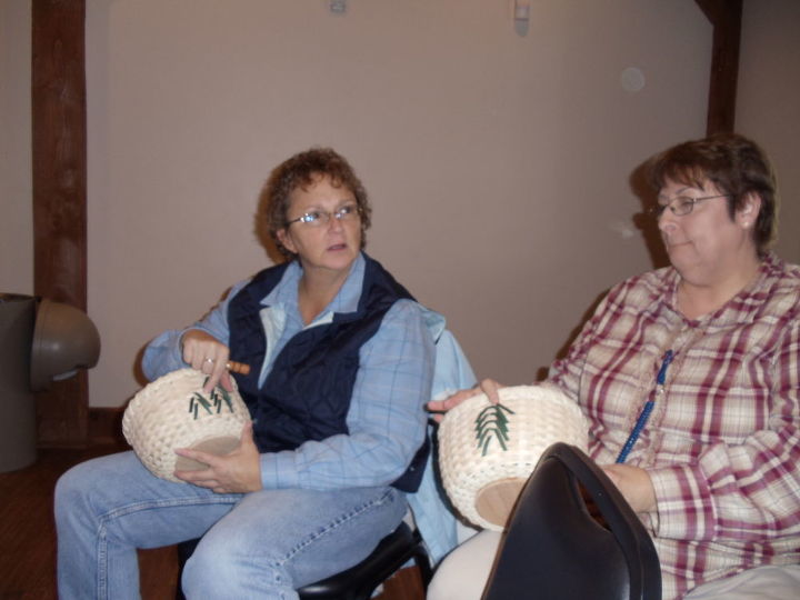 aula de cestaria que fiz e cesta que fiz 3 11 12, trabalhando nas rvores