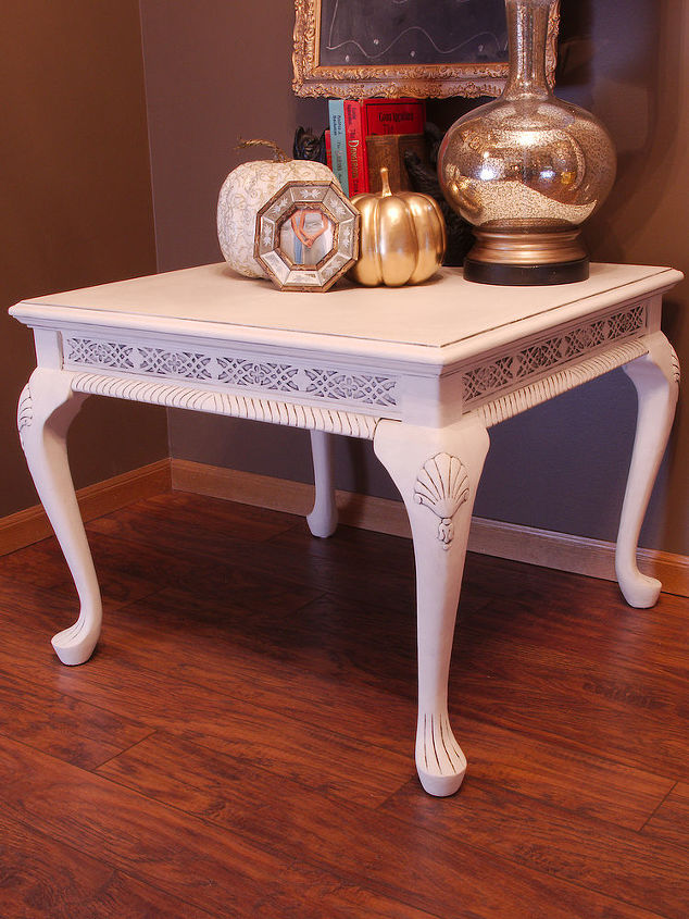 mesa pintada de giz e esmalte branco