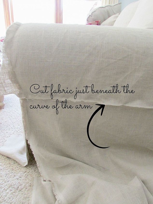 tutorial para um sof de linho, Corte o tecido sob o bra o e costure uma pe a separada Isso cria um ajuste confort vel ao redor do bra o e dos lados