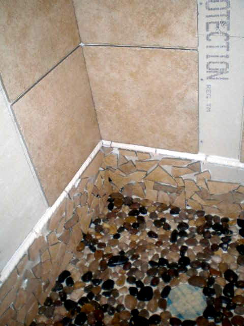 banheiro do andar de cima, Ela queria um piso de pedrinhas no chuveiro esses s o incr veis para p s cansados aqui entra o azulejo
