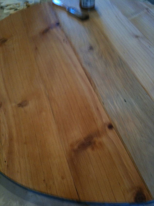 mesa de la cocina, Aplicando la goma laca al nuevo tablero es precioso como resalta la veta y la belleza de la madera