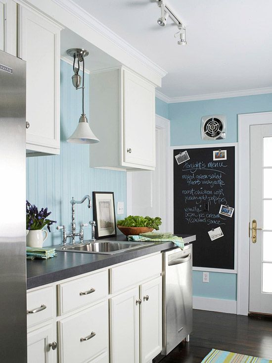 10 combinaciones de colores azules del color del ao que debe conocer, Las paredes azul cielo cambian por completo esta cocina frente a los armarios blancos y las encimeras grises