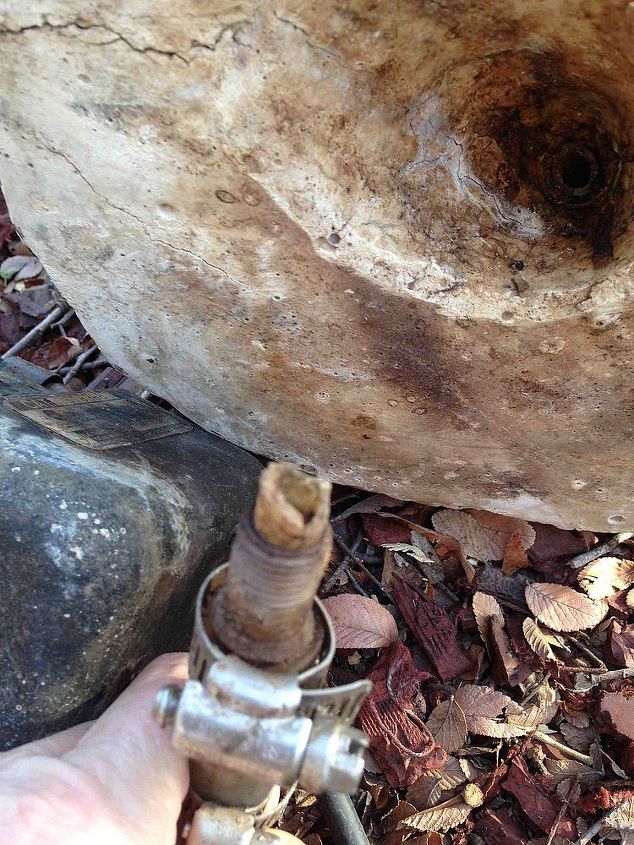 la fuente concrete boy necesita reparacin, Esta es la manguera de la bomba y se puede ver el borde spero de donde se rompi