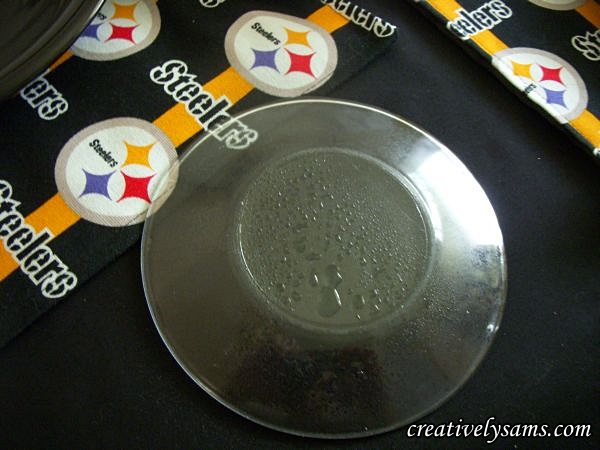 steeler tablescape, home decor, Spray the bottom of the plate with water