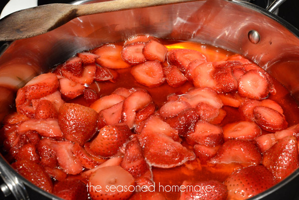 receita mais fcil de geleia de 3 ingredientes, Adicione 3 C de morangos cortados em uma panela larga Usar algo como uma panela ajudar a umidade a evaporar rapidamente