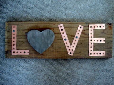 placa de amor feita com madeira de celeiro e cintas de metal