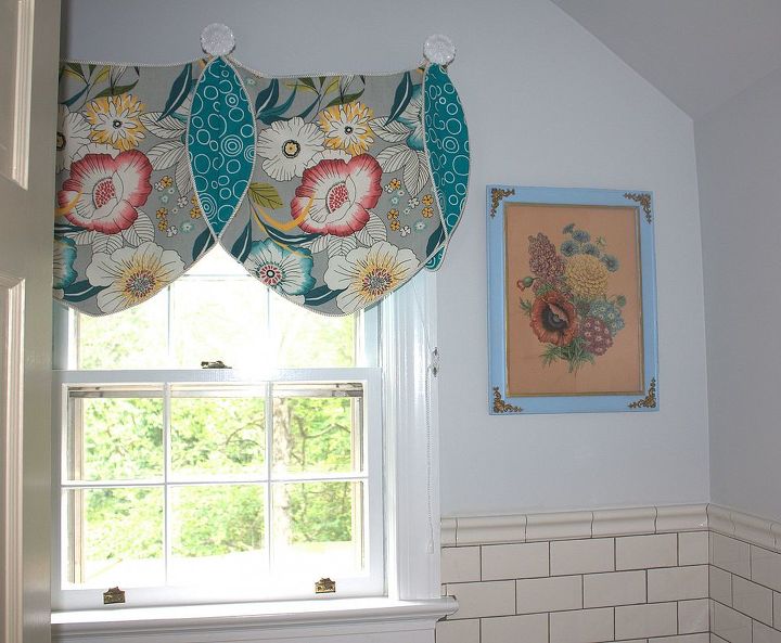 arte antiga do banheiro, As cores da estampa combinam com o tecido da cortina