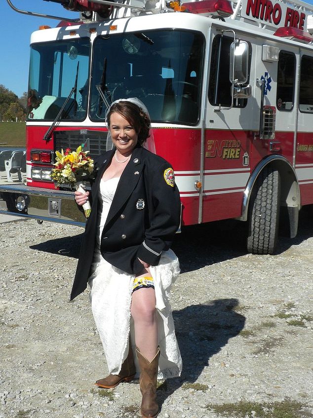 um casamento informal e caseiro, A noiva com suas melhores roupas vestindo a jaqueta do uniforme de bombeiro do noivo