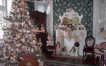  Eu amo decorar nossa rainha Anne vitoriana de 1895 para o Natal com 12 árvores, procurar novos enfeites é muito divertido.