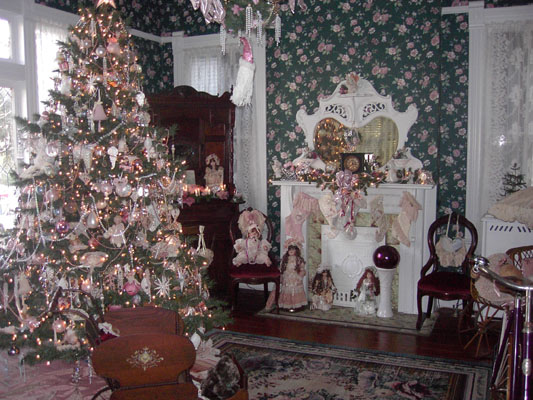 eu amo decorar nossa rainha anne vitoriana de 1895 para o natal com 12 rvores, rvore da sala da frente o meu favorito
