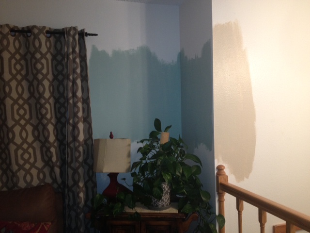 preciso de ajuda sobre como pintar um rancho de planta aberta, Esta a parede da porta da frente em bege e a sala de estar em sprite do mar