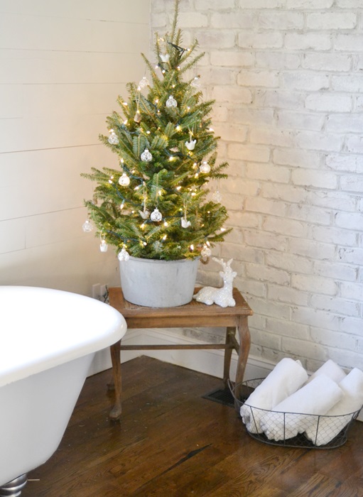 a christmas cottage home tour, christmas decorations, seasonal holiday decor, Master Bathroom