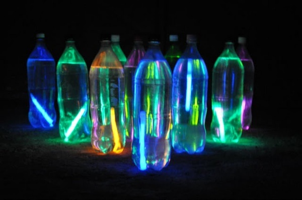 as 10 ideias mais fceis de quintal, Crie uma festa noturna de boliche no gramado esmagando bast es luminosos em garrafas de gua