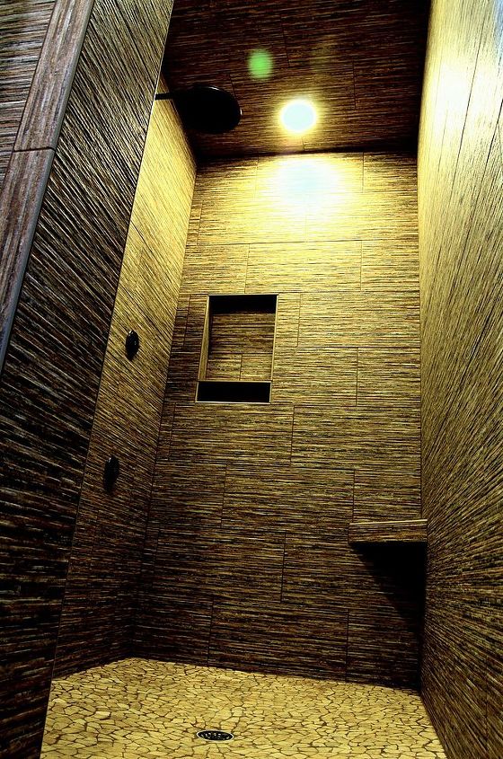 um banheiro de sonho, Chuveiro de azulejos de pedra personalizado Parece uma sauna