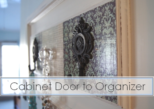 buscando un nuevo uso para una vieja puerta de armario, Convierte una vieja puerta de armario en un bonito organizador
