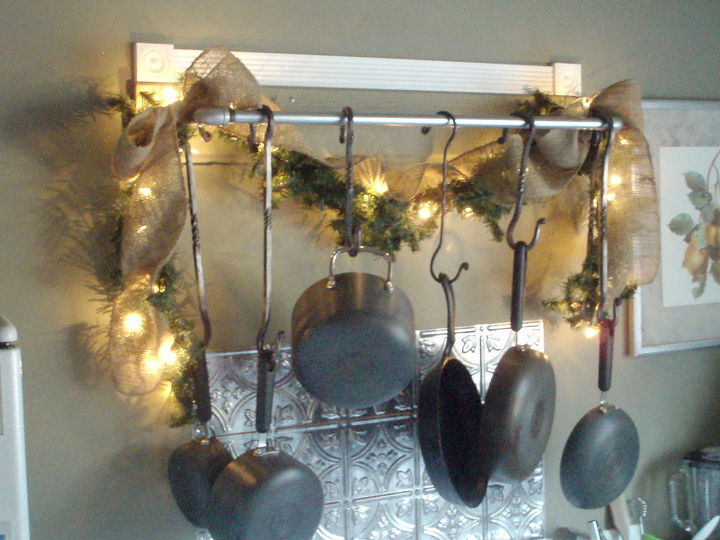 rack de panela de cozinha estilo industrial, e est vamos todos prontos para comemorar o final de 2013