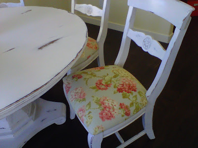 mesa y sillas de comedor de la tienda de segunda mano transformadas, La mesa y las sillas juntas pintadas de blanco y lijadas para tener un aspecto envejecido