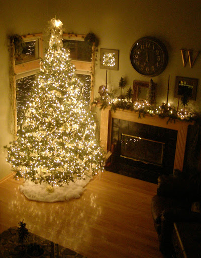 glowing christmas tree decorating ideas and how to guide, seasonal holiday d cor, A Snow skirt