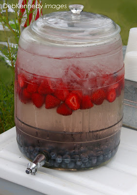 ingredientes para uma varanda de vero, Bebida simples de ver o gua aromatizada com morangos e mirtilos