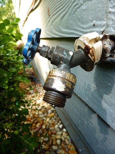 faucet water outdoor leaking hose pipe attached help hometalk coming terribly tried getting piece plumbing unscrew afraid damage could thinking