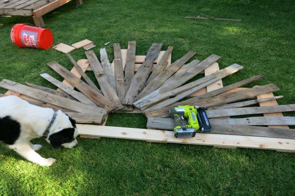 make an indoor outdoor upcycled pallet daybed, pallet